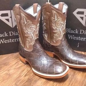 Genuine leather boots with pirarucu fish print